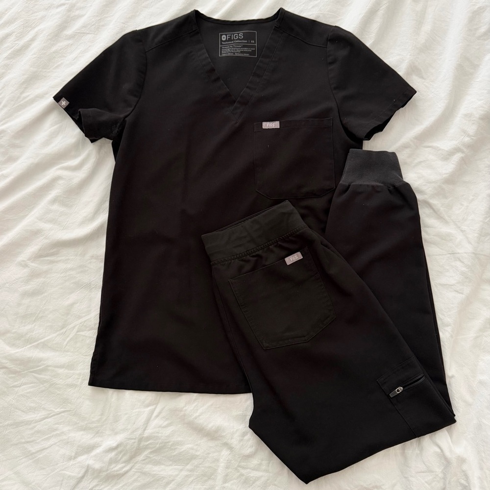 FIGS Catarina Top & Zamora Jogger Set